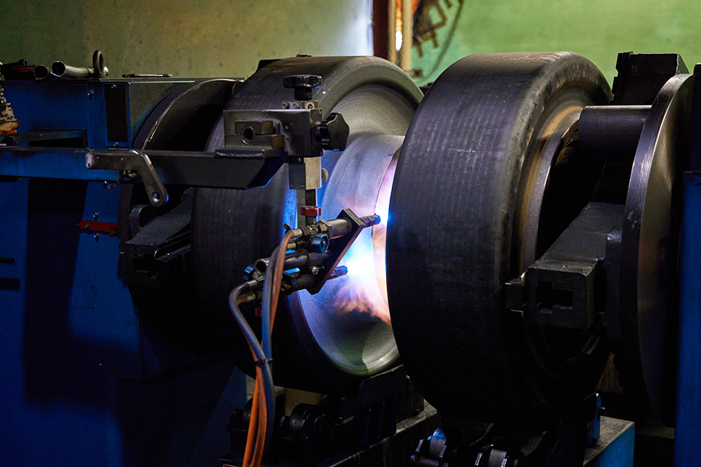 Welding with the rotary table and welding robot synchronized. This results in the formation of clean welding beads.