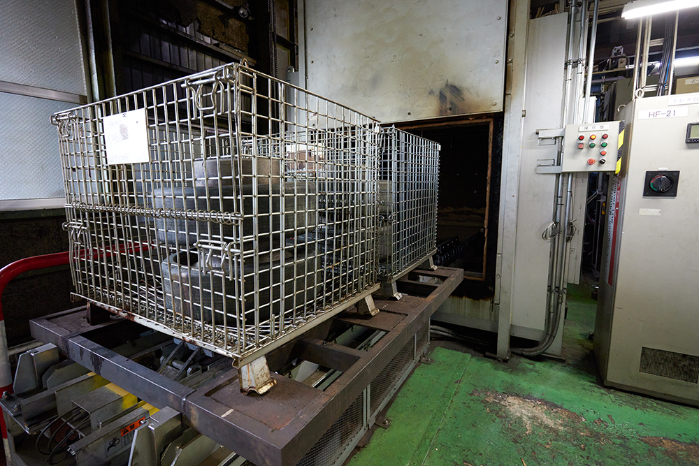 Two net-type pallets: Capable of processing up to 2 tons. Equipped with a thyristor stack with a maximum output of 90 kw.