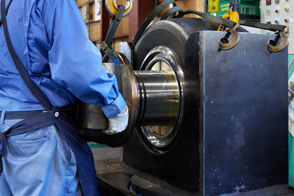 Assembling a lower roller (190 to 800 tons). It is expertly delivered and turned over to improve efficiency and reduce heavy lifting work.